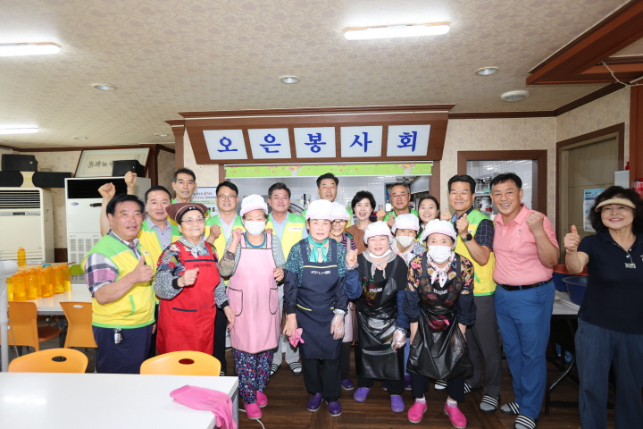 [꾸미기]0903_포항시의회, 오천무료급식소 방문해 봉사활동 펼쳐.jpg